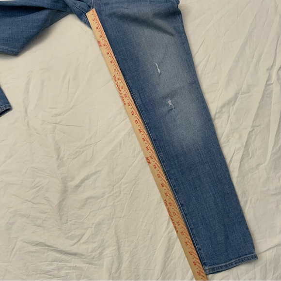 Ann Taylor Loft Relaxed Skinny Jeans 
Size 2/26 
Light Wash Distressed Denim - Picture 13 of 16